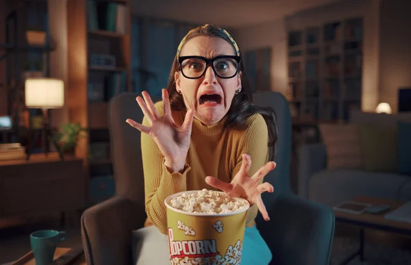Femme Effrayée Regardant Film Horreur Terrifiant Télévision Mangeant Pop Corn — Photo