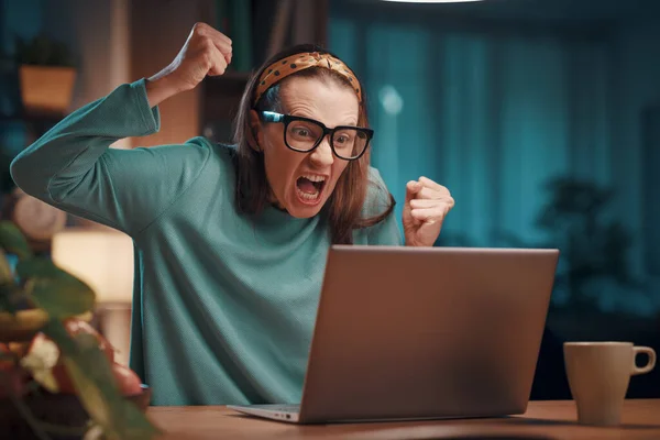 Angry Stressed Woman Working Home Shouting Her Laptop Screen She — Stock Photo, Image