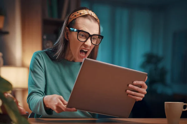 Angry Stressed Woman Working Home Shouting Her Laptop Screen She — Stock Photo, Image