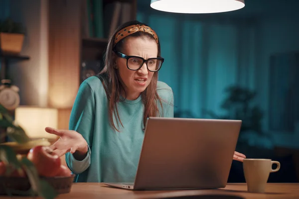 Angry Woman Shrugging Looking Her Broken Laptop System Failure Malware — Stock Photo, Image