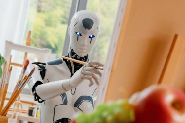 Yaratıcı android yapay zeka robotu tuval, sanat ve yapay zeka üzerinde fırça ve resim tutuyor.