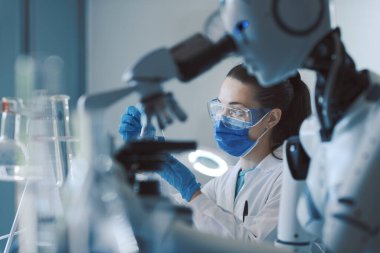 Laboratuvarda çalışan kadın bilim adamı ve yapay zeka, otomasyon ve araştırma konsepti.