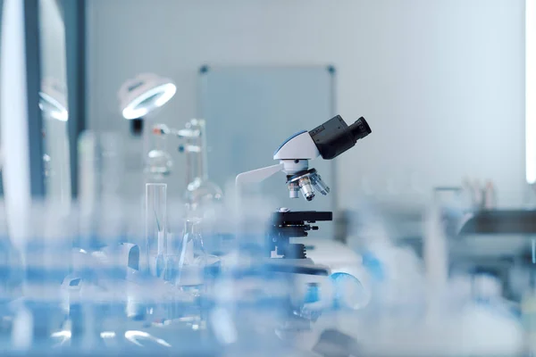 Mikroskop Und Professionelle Ausstattung Labor Wissenschaftliches Forschungskonzept — Stockfoto