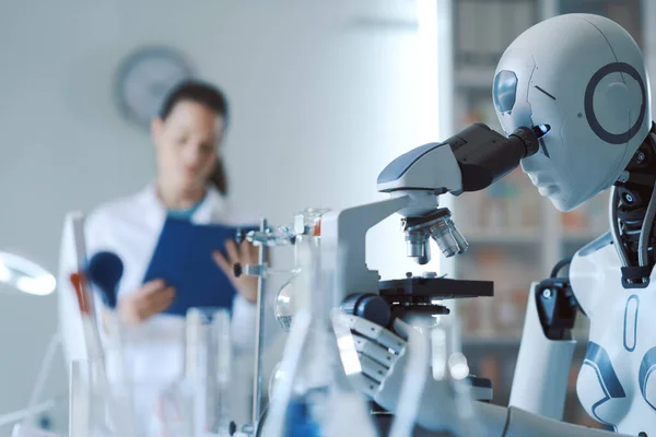 Scienziata Robot Che Lavorano Insieme Nel Laboratorio Scienze — Foto Stock