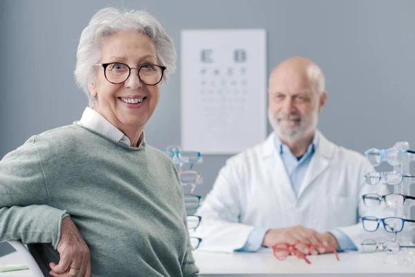 Mulher Sênior Feliz Escolhendo Seus Novos Óculos Prescrição Oftalmologista Está — Fotografia de Stock