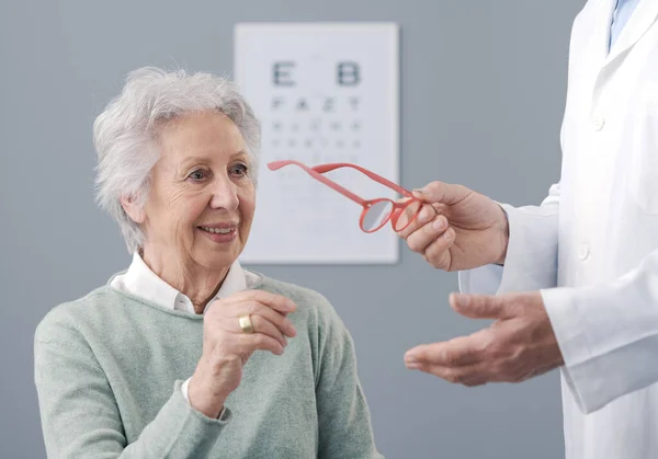 Щаслива Старша Жінка Має Огляд Очей Лікар Дає Нову Пару — стокове фото