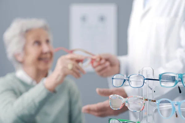 Starší Žena Zkouší Nové Brýle Okulant Stojí Vedle Pomáhá — Stock fotografie