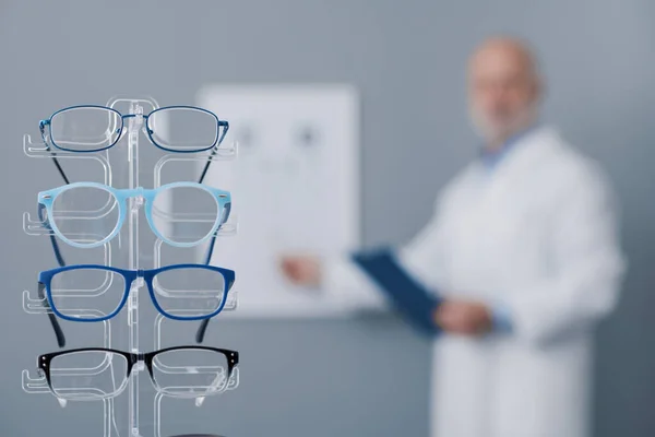 Augenarzt Zeigt Auf Augentafel Und Brille — Stockfoto