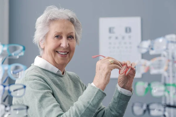 Donna Anziana Cercando Nuovi Occhiali Vista Sorridente Concetto Cura Degli — Foto Stock