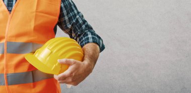 Kişisel koruma ekipmanı giyen profesyonel işçi: iş güvenliği kavramı