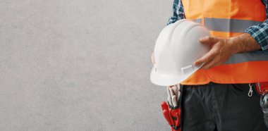 Kişisel koruyucu ekipman giyen inşaat işçisi: iş güvenliği konsepti, kopya alanı olan pankart