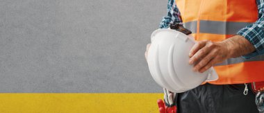 Kişisel koruyucu ekipman giyen inşaat işçisi: iş güvenliği konsepti, kopya alanı olan pankart