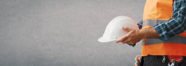 Kişisel koruyucu ekipman giyen inşaat işçisi: iş güvenliği konsepti, kopya alanı olan pankart