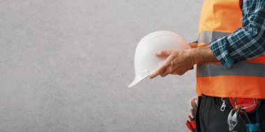 Kişisel koruyucu ekipman giyen inşaat işçisi: iş güvenliği konsepti, kopya alanı olan pankart