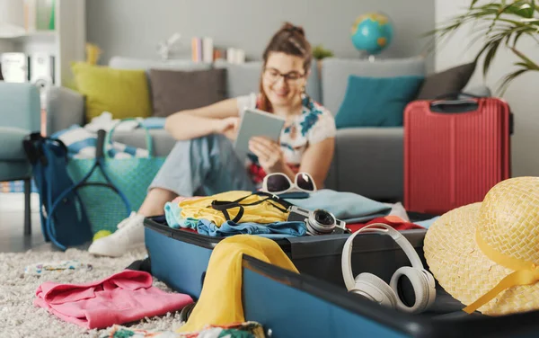 Happy Young Woman Packing Her Suitcases Trip She Connecting Online — Stock Photo, Image
