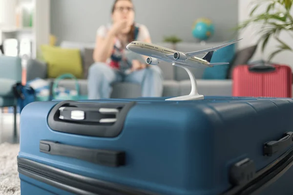 Model Airplane Suitcase Woman Sitting Couch Waiting Leave International Travel — Stock Photo, Image