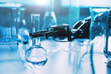 Kimya laboratuvarında bir robot en tehlikeli operasyonlarda insanlara yardım eder..