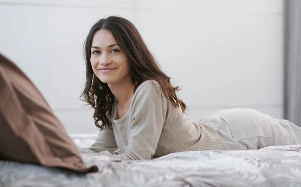 Cute Young Woman Relaxing Home She Lying Bed Smiling Camera — Stock Photo, Image