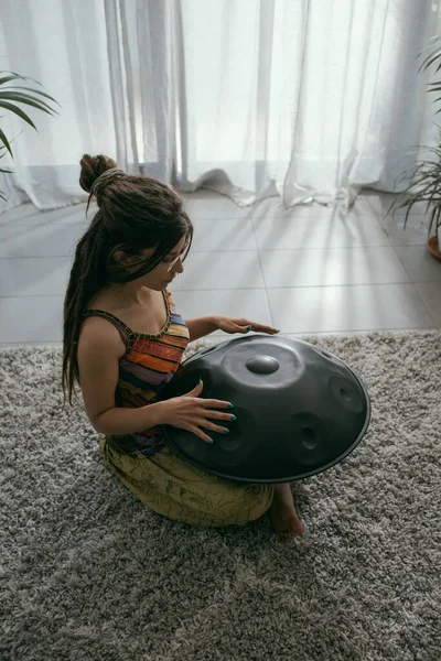 Creatieve Vrouw Die Thuis Vloer Zit Een Hang Drum Muziek — Stockfoto