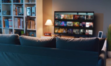 Akıllı bir TV ekranı, eğlence ve film konsepti için talep menüsündeki video