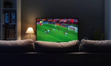 Futbol maçı geniş ekran düz ekran TV 'de, spor ve eğlence konseptinde