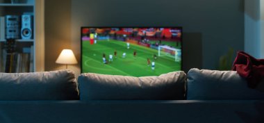 Futbol maçı geniş ekran düz ekran TV 'de, spor ve eğlence konseptinde
