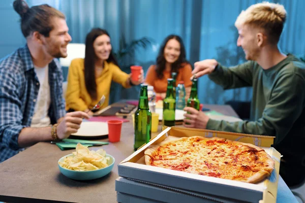 Група Друзів Які Їдять Піцу Разом Вдома Концепція Фаст Фуду — стокове фото