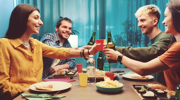 Щасливі Молоді Друзі Вечеряють Разом Вони Тости Святкують — стокове фото