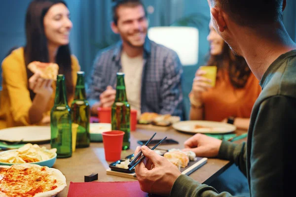 Весела Група Людей Вечеряють Разом Вони Їдять Розмовляють — стокове фото