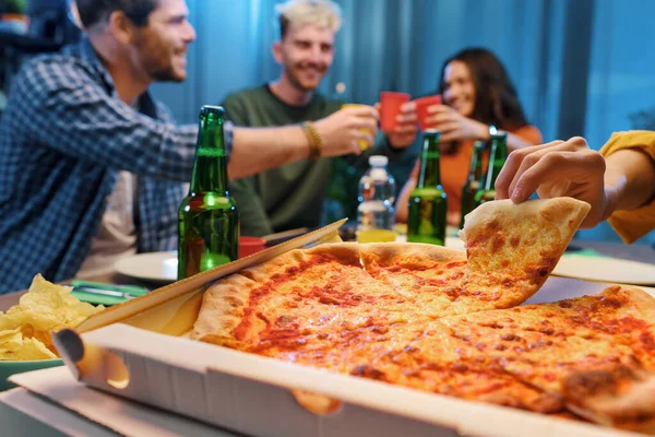 Група Друзів Які Їдять Піцу Разом Вдома Концепція Фаст Фуду — стокове фото