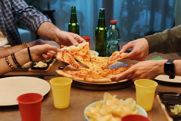 Gruppo Amici Che Mangiano Insieme Condividono Fette Pizza — Foto Stock