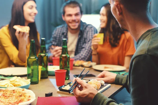 Весела Група Людей Вечеряють Разом Вони Їдять Розмовляють — стокове фото