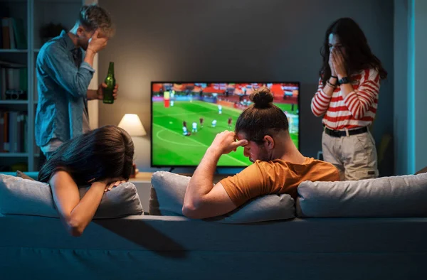 Televizyonda Futbol Maçı Izleyen Üzgün Bir Grup Arkadaş Maçı Kaybediyor — Stok fotoğraf