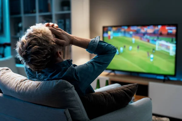 Enttäuschter Mann Sieht Wie Seine Fußballmannschaft Das Spiel Fernsehen Verliert — Stockfoto