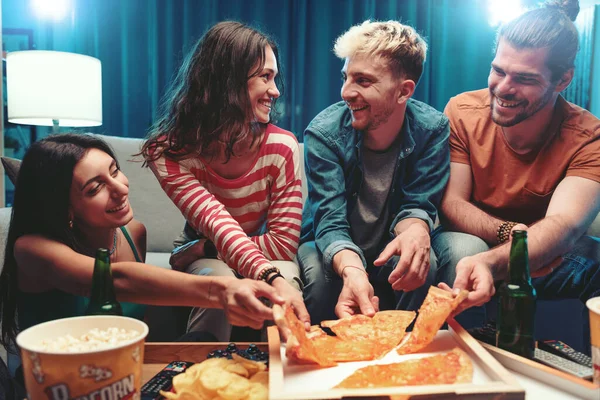 Grupo Amigos Sentados Sofá Comiendo Pizza Juntos Casa —  Fotos de Stock
