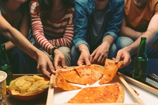 Grupo Amigos Sentados Sofá Comendo Pizza Juntos Casa — Fotografia de Stock