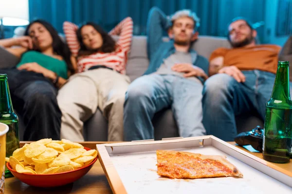 Amici Pigri Sonnecchiare Sul Divano Dopo Aver Mangiato Pizza Insieme — Foto Stock