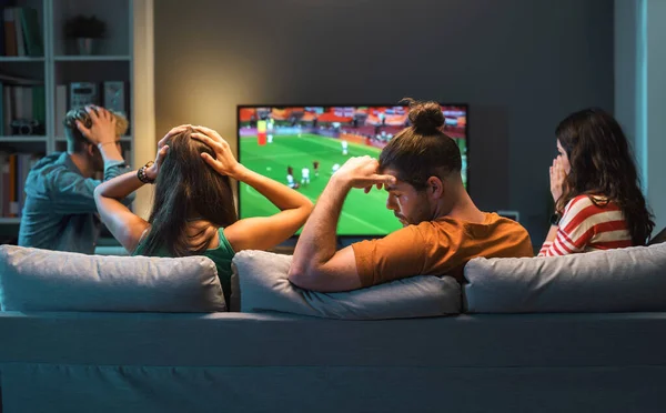 Traurig Enttäuschte Freunde Die Sich Ein Fußballspiel Fernsehen Anschauen Ihr — Stockfoto