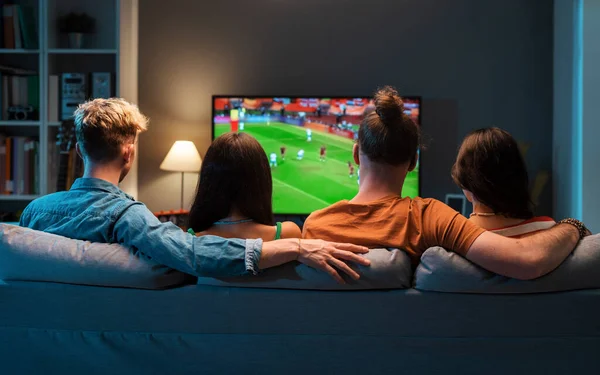 Giovani Coppie Sedute Sul Divano Casa Guardando Calcio Insieme — Foto Stock