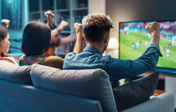 Gruppe Junger Freunde Schaut Gemeinsam Ein Fußballspiel Fernsehen Und Feuert — Stockfoto