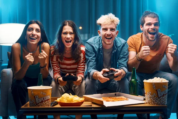 Весела Група Друзів Які Грають Відеоігри Разом Вдома Дозвілля Розважальну — стокове фото