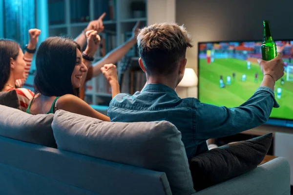 Grupa Młodych Przyjaciół Oglądających Razem Mecz Piłki Nożnej Telewizji Kibicujących — Zdjęcie stockowe
