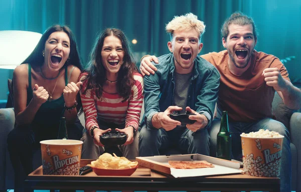 Веселая Группа Друзей Играющих Вместе Видеоигры Дома Досуга Развлечений — стоковое фото