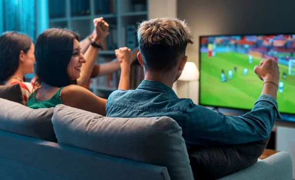 Gruppe Junger Freunde Schaut Gemeinsam Ein Fußballspiel Fernsehen Und Feuert — Stockfoto
