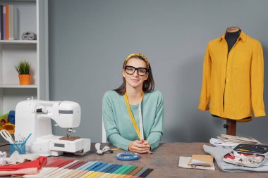 Atölye, çevrimiçi dikiş kursunda çevrimiçi ders veren yaratıcı terzi.