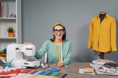 Atölye, çevrimiçi dikiş kursunda çevrimiçi ders veren yaratıcı terzi.