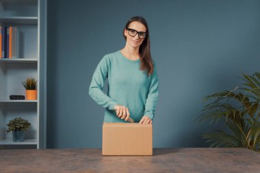 Profesyonel bir nüfuzlu boks videosu çekiyor, kutuyu açıyor ve takipçileriyle konuşuyor.