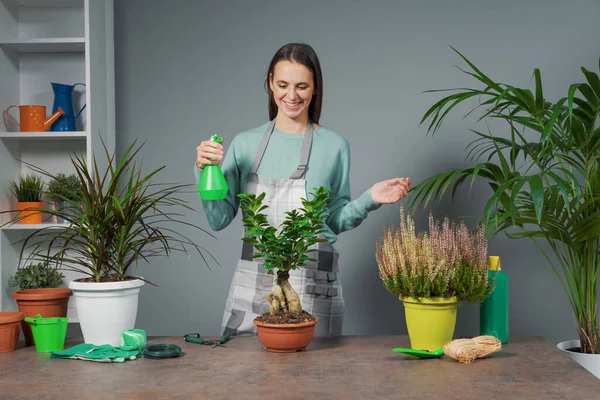 Kobieta Prowadząca Zajęcia Ogrodnicze Online Pokazuje Rośliny Sprzęt Ogrodniczy — Zdjęcie stockowe
