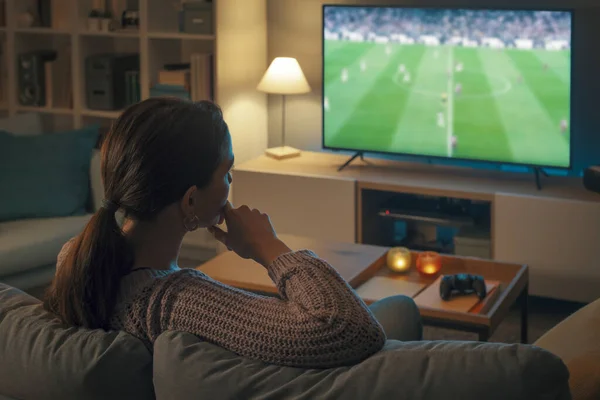 Женщина Отдыхает Диване Смотрит Футбол Своем Смарт Телевизоре — стоковое фото
