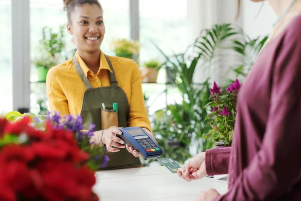 Customer Flower Shop She Paying Credit Card Cashless Payments Concept — Stock Photo, Image